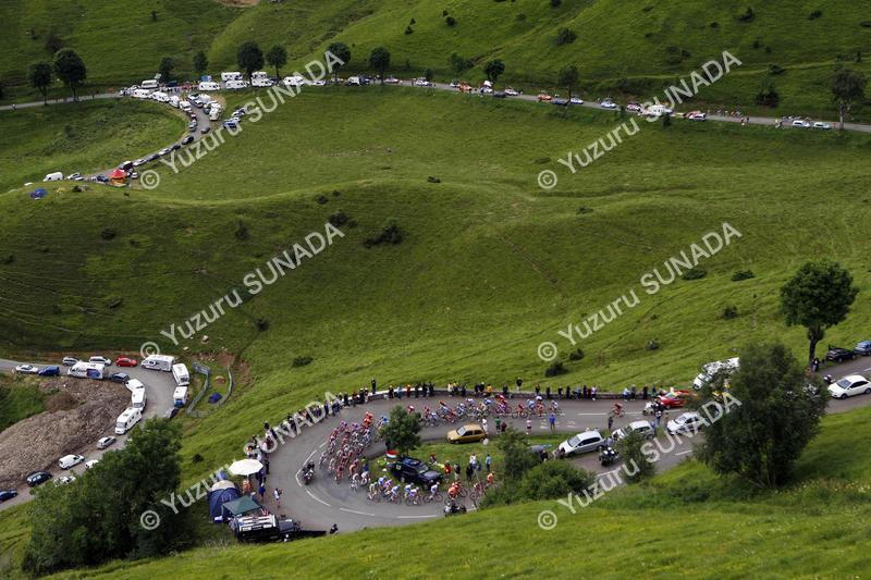 Peloton on Col de Peyresourde005p.jpg